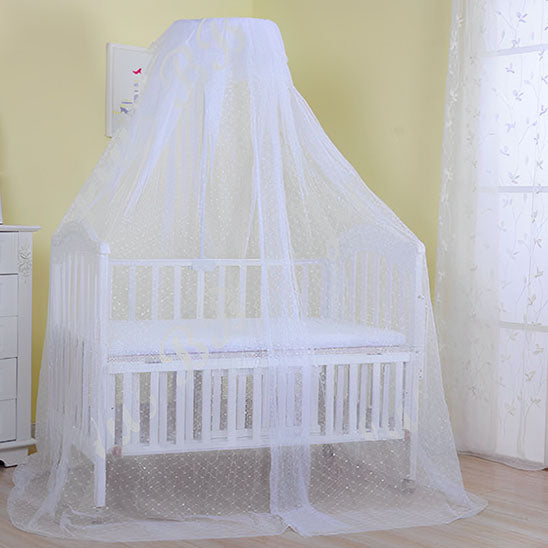ciel-de-lit-bébé-blanc-chambre-avec-berceau-blanc-mur