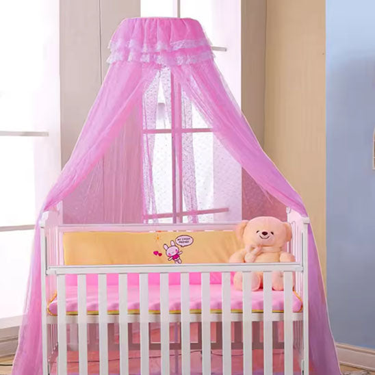 ciel-de-lit-bébé-rose-berceau-dans-chambre-avec-fenêtres