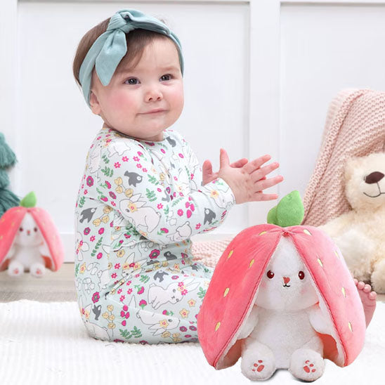fille assise au sol cote peluche lapin fraise