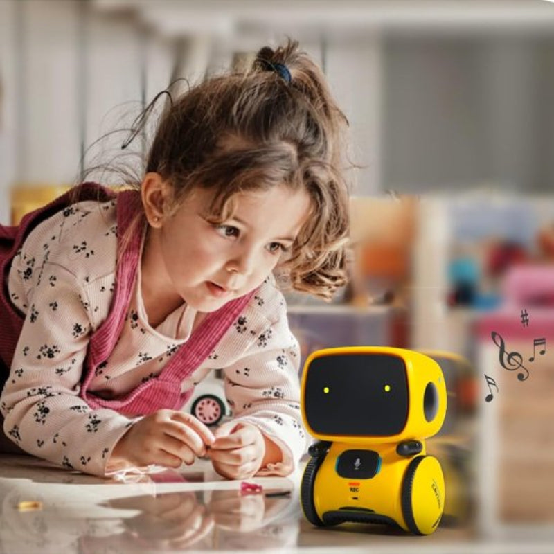 fille allangé par terre et joue avec son Jouet robot jaune