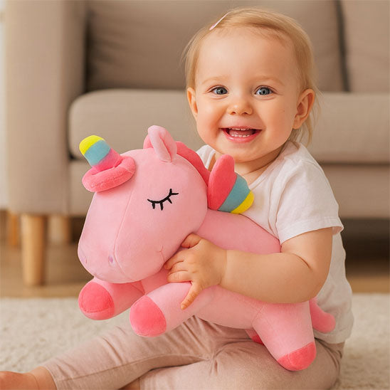 licornes-peluches-bébé-tient-dans-bras-salon-fauteuil