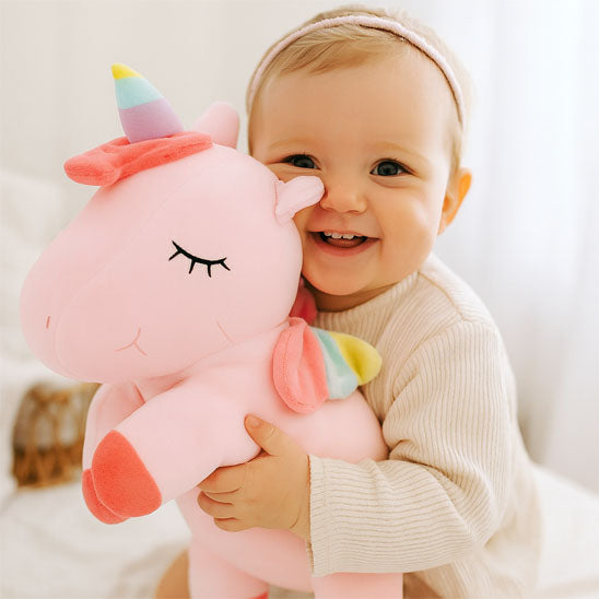 licornes-peluches-rose-dans-bras-bébé