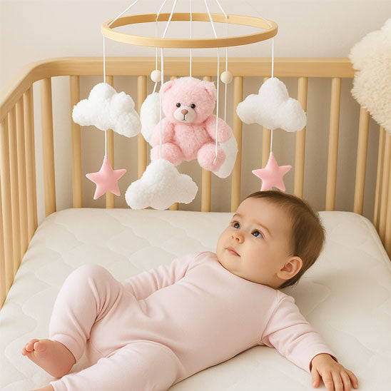 mobile-lit- bébé-regarde-hochet-ours-rose