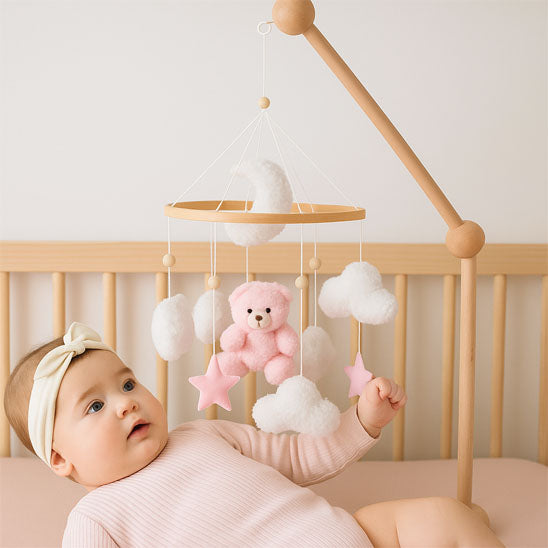 Mobile-lit-bébé-repose-admire-hochet-ours-rose