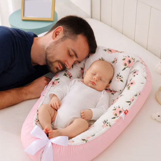 réducteur-de-lit-pour-bébé-rose-fleurs