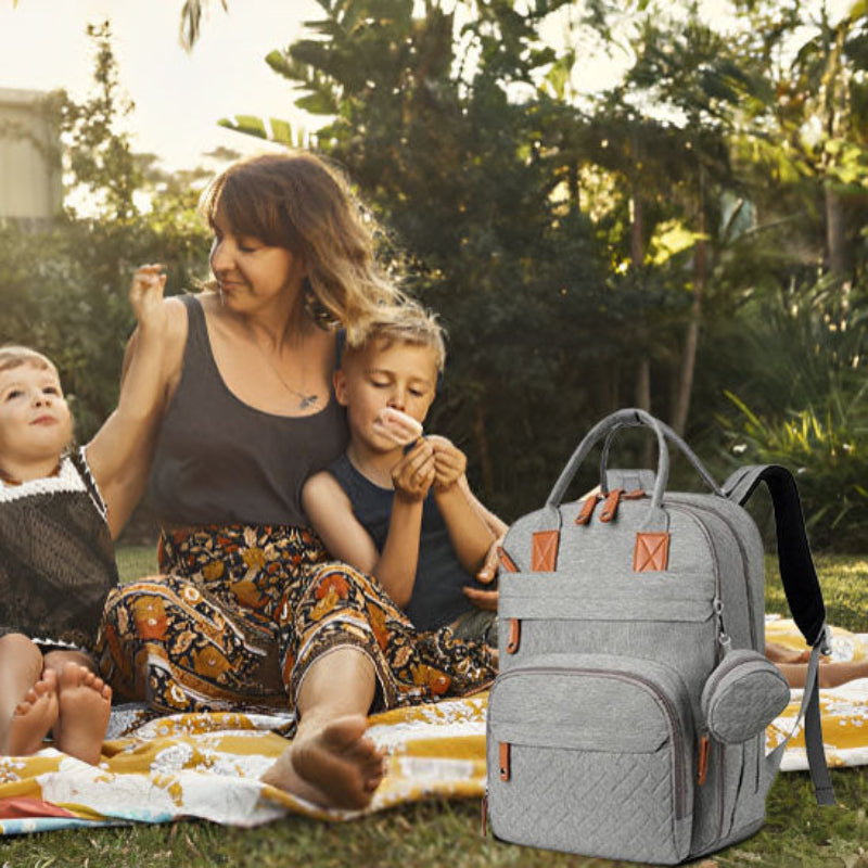 sac-a-dos-a-langer-facile-maman-deux-garçon-assis-couverture-terre-sac-côté