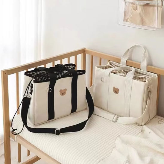 sac-a-langer-bebe-multifonction-deux--sac-un-avec-couleur-noir-blanc-sac-blancsur-berceau-