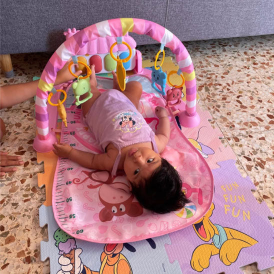tapis-d_eveil- fille-allongée-jouet-musique