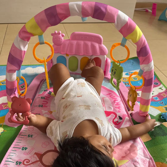tapis-d'éveil-fille-dort-allongé-rose