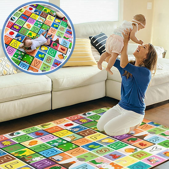 tapis-de-jeux-sécuritaire-maman-jouet-avec-bébé-salon