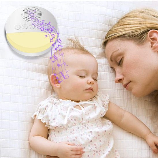 veilleuse-bruits-blanc-allumée-musique-bébé-dort-avec-maman-lit