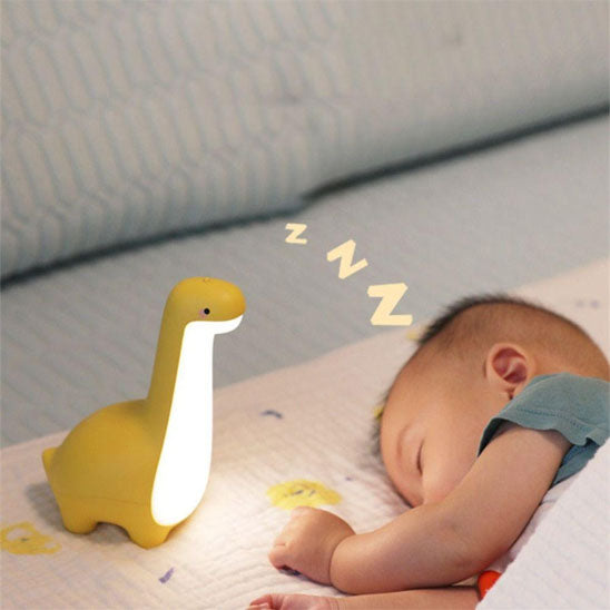 veilleuse-dinosaure-jaune-allume-bebe-dort-couverture-blanche