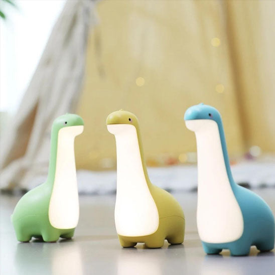 veilleuse-dinosaure-verte-bleu-jaune-allumees-dans-chambre