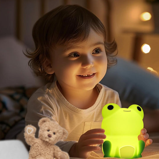 veilleuse-rechargeable-USB-lumiere-coloree-jaune-vert-fille-tient-entre-mains