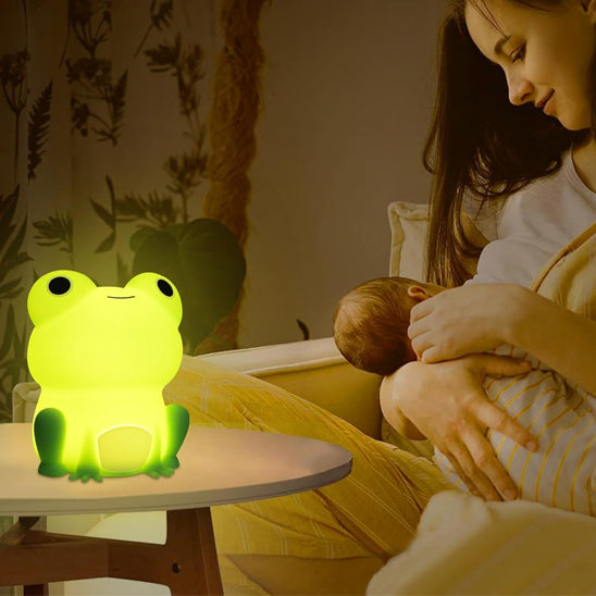 veilleuse-rechargeable-USB-lumiere-coloree-vert-jaune-sur-table-maman-allaite-bebe
