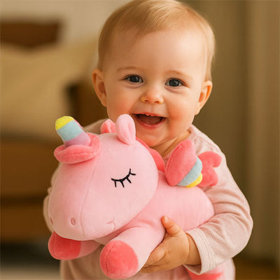 licornes-peluches-rose-dans-bras-bébé-debout-souriant