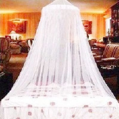 Ciel de lit blanc au-dessus d’un berceau bébé, touche décorative chic et fonctionnelle