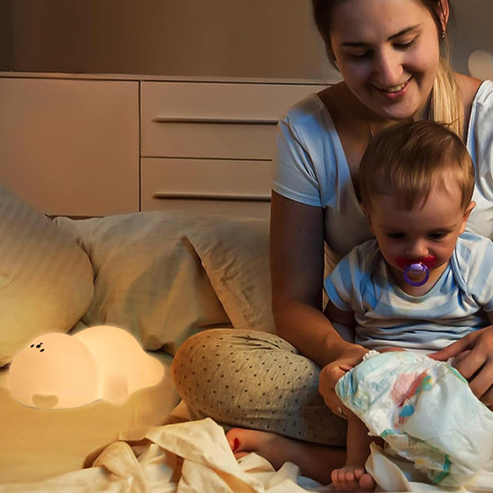 Rituel du coucher apaisant quand maman faite soins d'hygiènes du bébé avec veilleuse ours