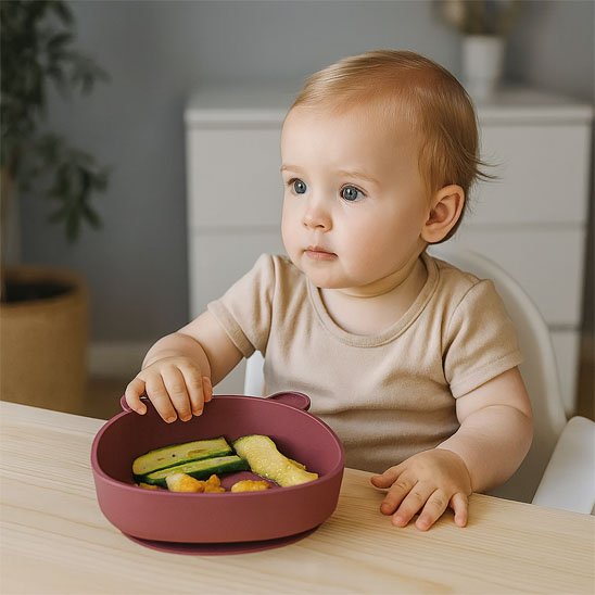 Assiette bébé ventouse bébé mange des légumes 