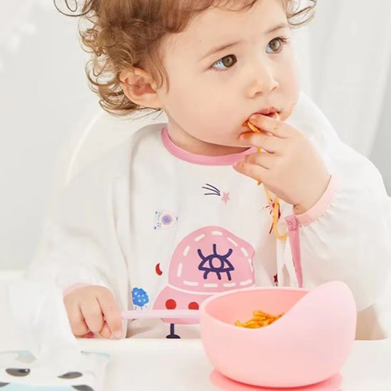 assiette-bebe_ben silicon fille mange ses céréales
