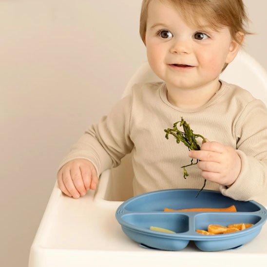 Assiette bebe bleu bébé mange ses légumes