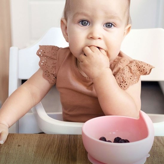 Assiette bebe en silicone fille mange ses fruits