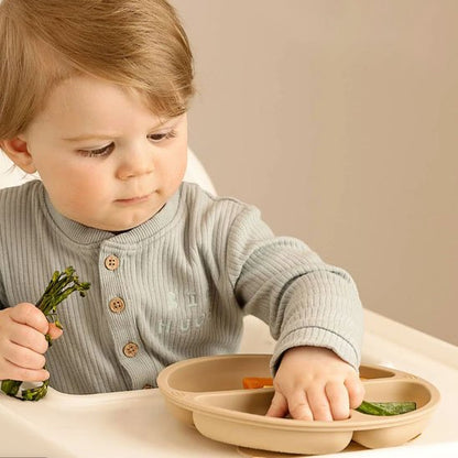 Assiette bebe bébé mange avec les mains