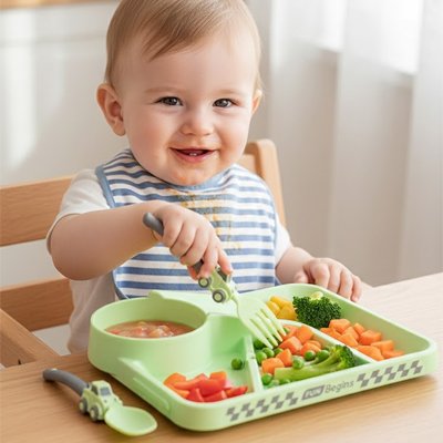 Assiette bebe  voiture bébé mange son repas souriant