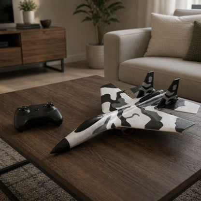 Avion télécommandé blanc et gris sur la table