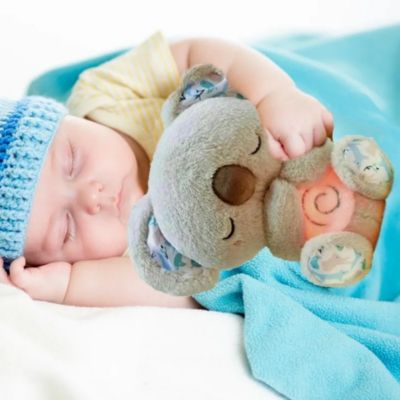 bébé-qui-dort-avec-peluche-koala