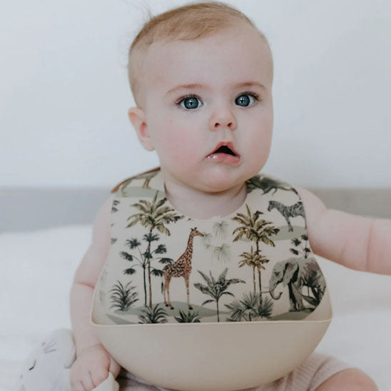 Bavoir-silicone-qualité-alimentaire-bébé-assis