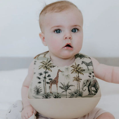 Bavoir-silicone-qualité-alimentaire-bébé-assis