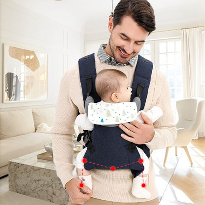 bebe dans porte bebe face son papa est souriant