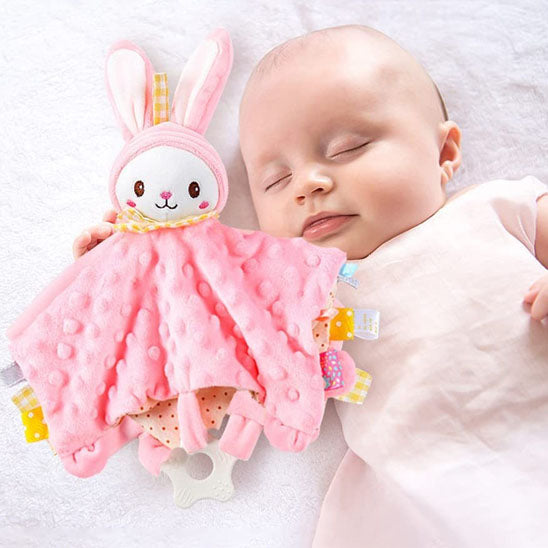 Bébé dort paisiblement avec son doudou bébé peluche