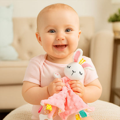 Bébé joue avec un doudou peluche hypoallergénique