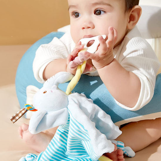 Bébé joue avec son doudou bebe réconfortant