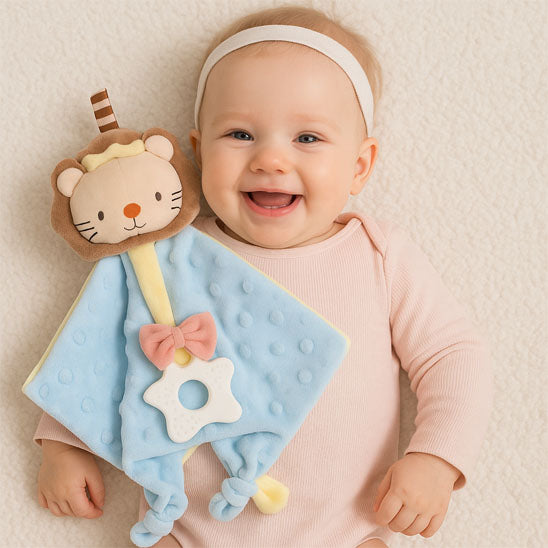 Bébé se repose au lit doudou bebe peluche sur elle