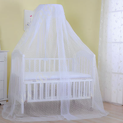 ciel-de-lit-bébé-blanc-chambre-avec-berceau-blanc-mur