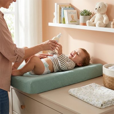 Housse matelas à langer bébé avec maman dans la chambre 