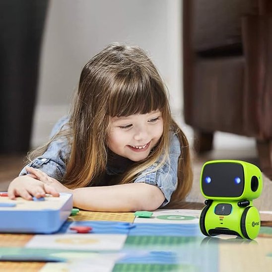 fille joue avec son Jouet robot