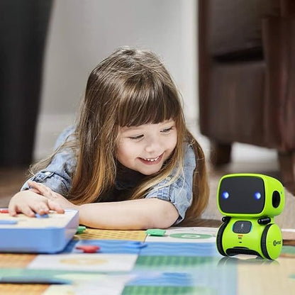 fille joue avec son Jouet robot