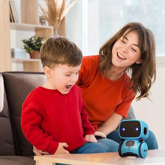 la mère est son fils s'amusent avec Jouet robot bleau dans le salon