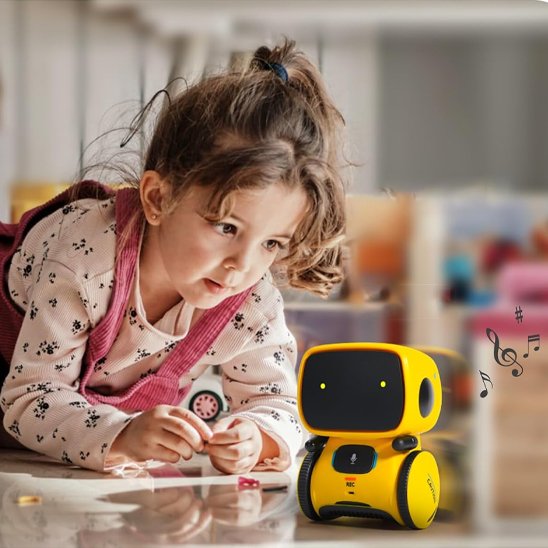 fille allangé par terre et joue avec son Jouet robot jaune