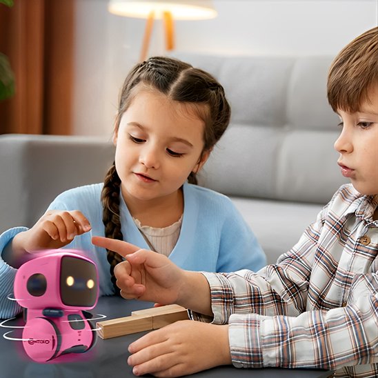 fille et son frére jouent avec le Jouet robot rose