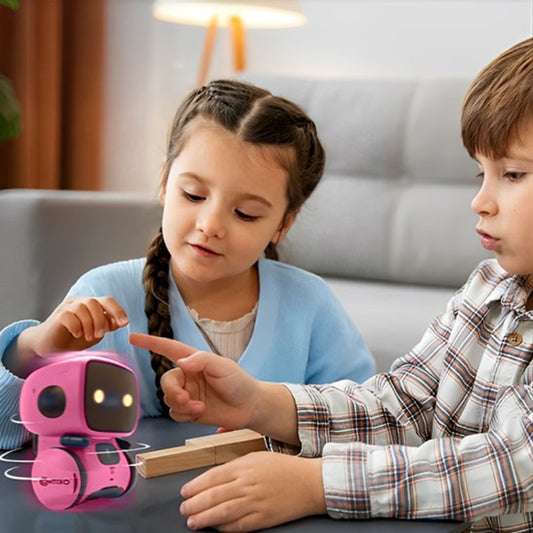 fille et son frére jouent avec le Jouet robot rose