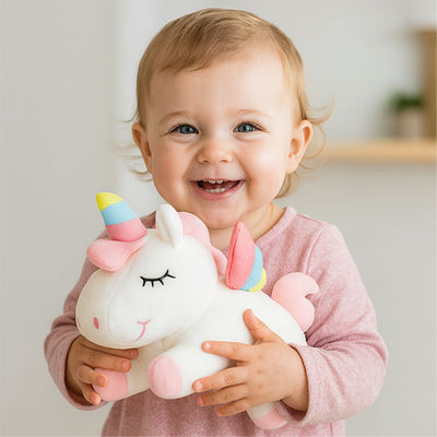 licornes-peluches-blanche-dans-bras-bébé-souriant