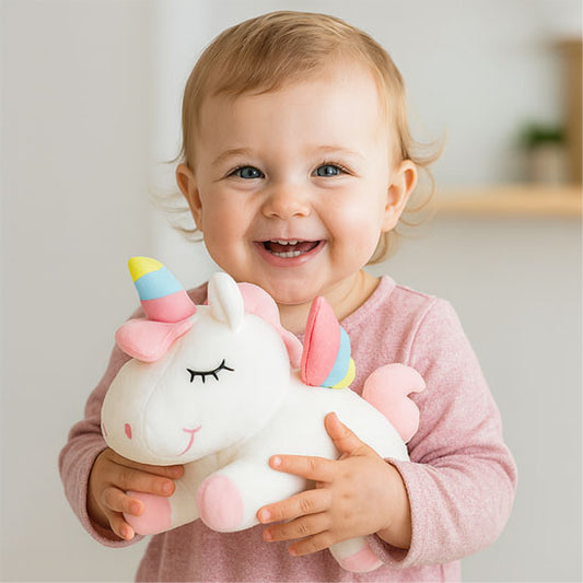 licornes-peluches-blanche-dans-bras-bébé-souriant
