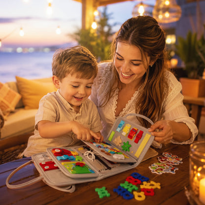 le fils et maman jouent avec le  livre sensoriel Montessori 