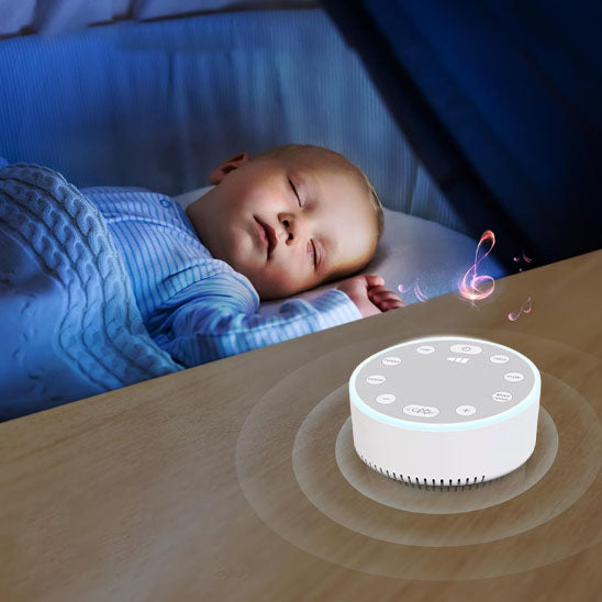 Machine à bruit blanc placée près du bébé endormi pour favoriser un sommeil profond et réparateur