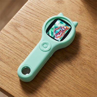 Microscope de poche verte portable déposé sur une table